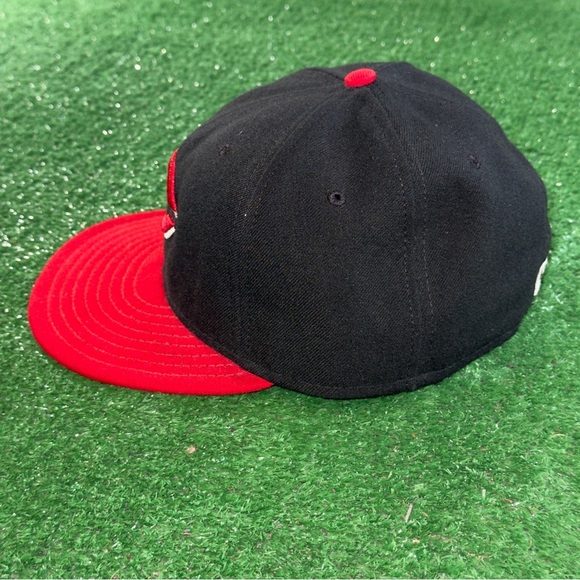 New Era Cincinnati Reds Black Red Baseball Fitted Cap Hat Men’s Size 7 1/4 - Picture 2 of 6